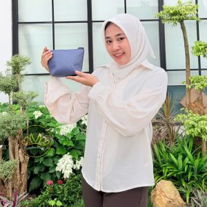 Alternative view of Cara Pouch Botega
