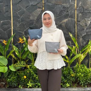 Alternative view of Cara Pouch Denim