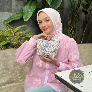 Alternative view of Cara Pouch Spunbond 100 GSM