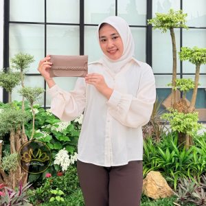 Alternative view of Iris Pouch